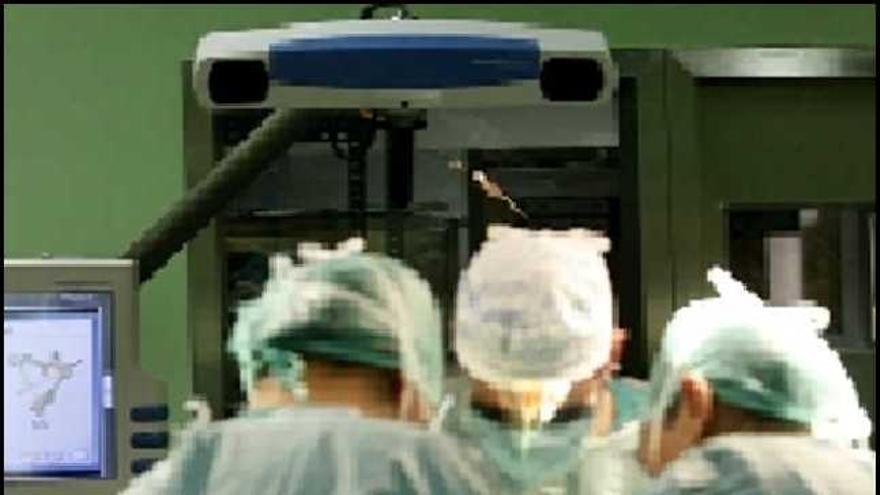 Un grupo de cirujanos realiza una operación en un quirófano de Alicante