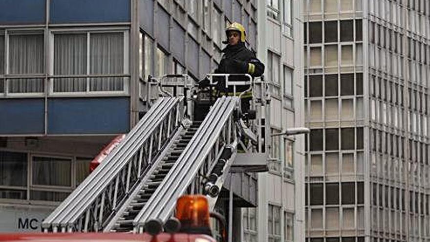 Una dotación de bomberos, en una intervención en la calle Juan Flórez.