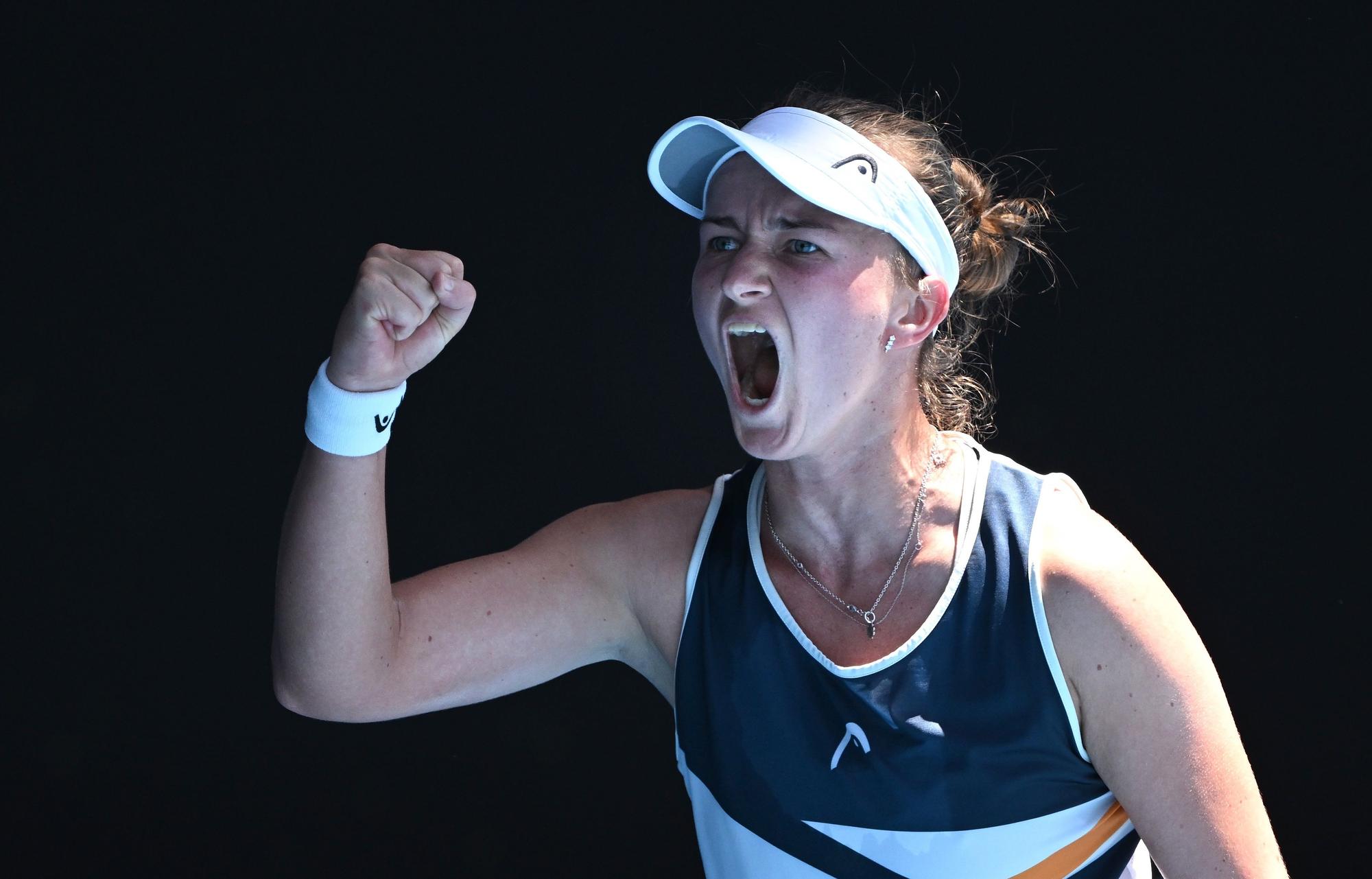 Krejcikova celebra su victoria ante Azarenka