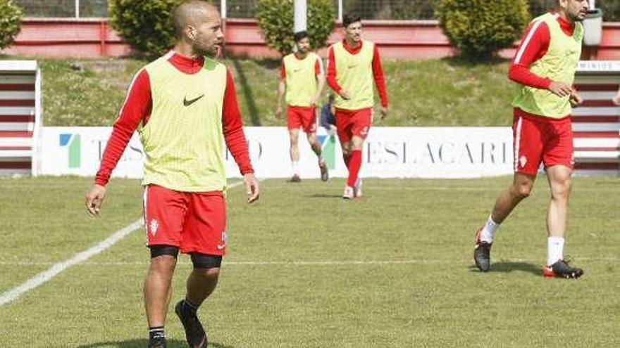 Lora, a la izquierda con el peto de titular, junto a Canella, Barba y Álex Pérez, en el partidillo del entrenamiento de ayer en Mareo.