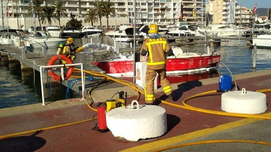 Un dels moments del simulacre d&#039;incendi de l&#039;embarcació