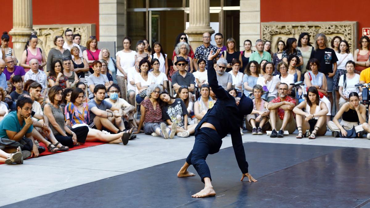 El bailarín y coreógrafo tinerfeño Daniel Abreu, Premio Nacional de Danza, este viernes en el Museo de Zaragoza.