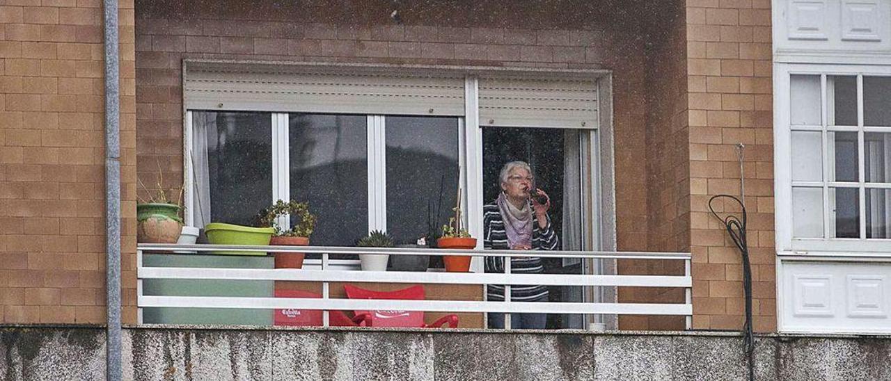 Una vecina de las comarcas sale a su balcón durante el confinamiento.