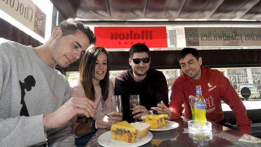 Óscar Pérez, Andrea González, Raúl Blanco y Esaú Lueje, en el bar Camelot.