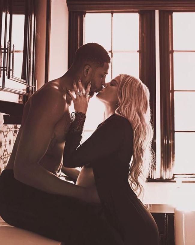 Khloe Kardashian y Tristan Thompson besándose