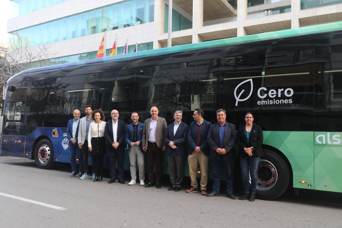 Uno de los nuevos autobuses que empezará a circular en Ibiza en abril.