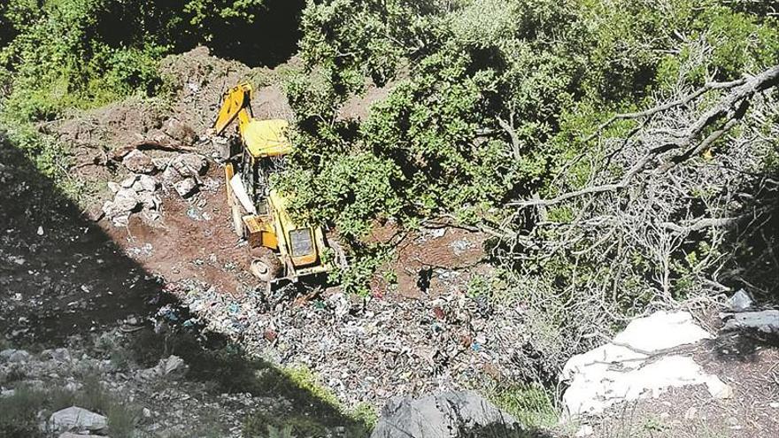 Retiran los residuos esparcidos en el paraje la Bota desde 2015