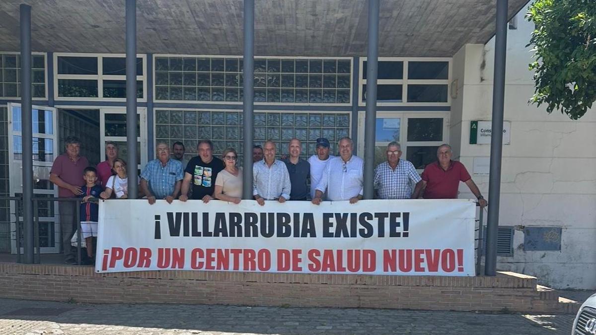 Varias personas sostienen una pancarta reclamando un nuevo centro de salud para la barriada cordobesa de Villarubia.