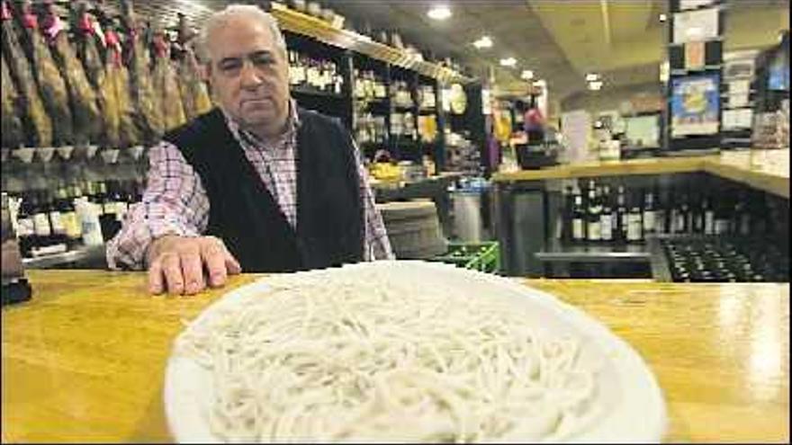 Moisés Pérez, mostrando las primeras angulas del Nalón, ayer en Casa Moisés.