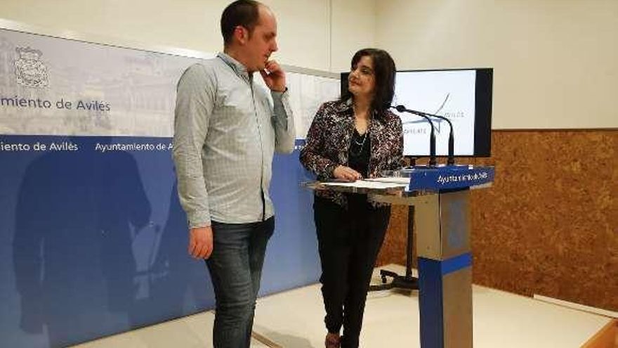 Yolanda Alonso, concejala de Cultura, con Carlos Galán, director del Conservatorio, ayer, durante la presentación del Día de la Música.