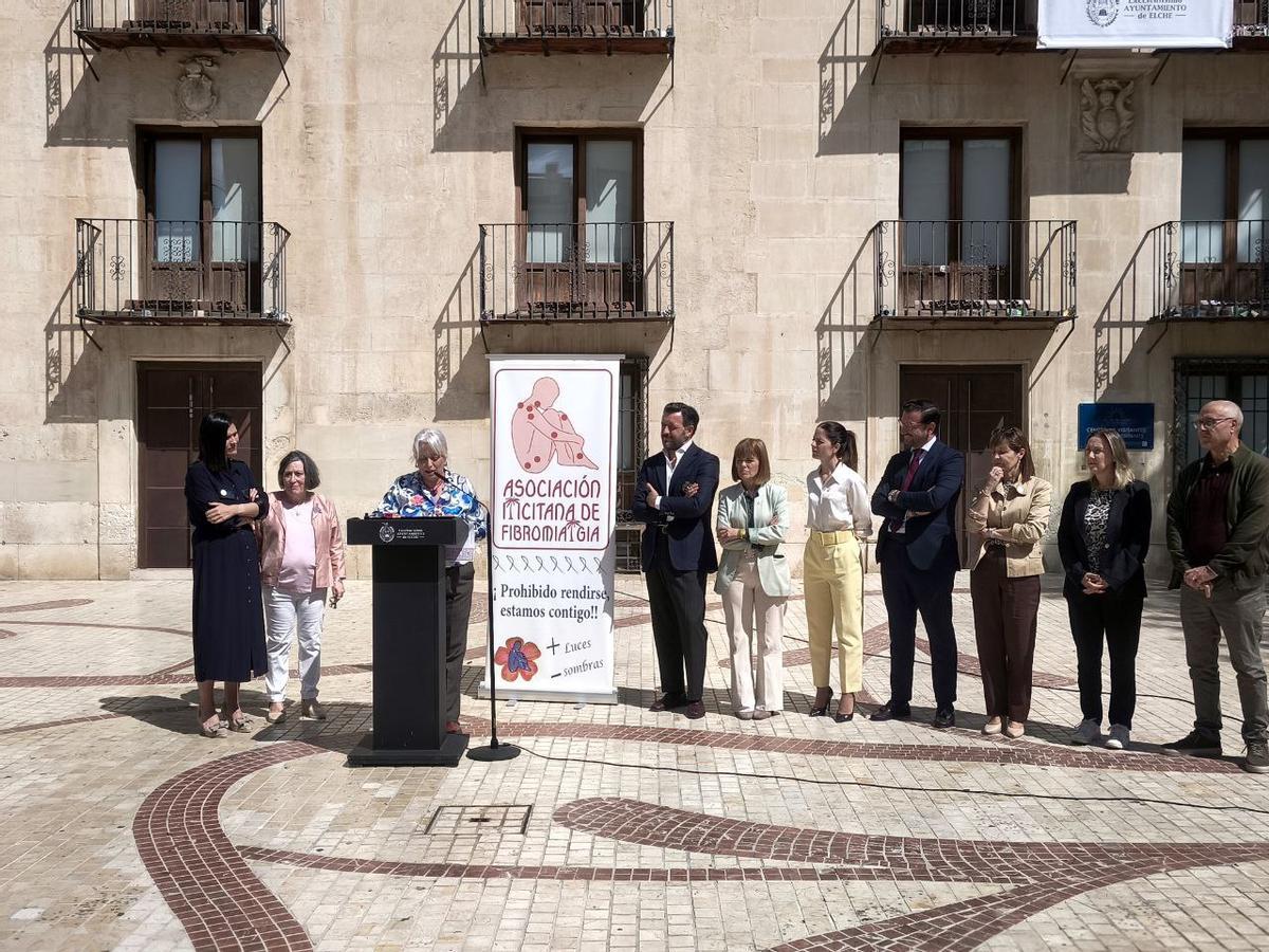Un momento del acto organizado por la Asociación Ilicitana de Fibromialgia junto al Ayuntamiento de Elche