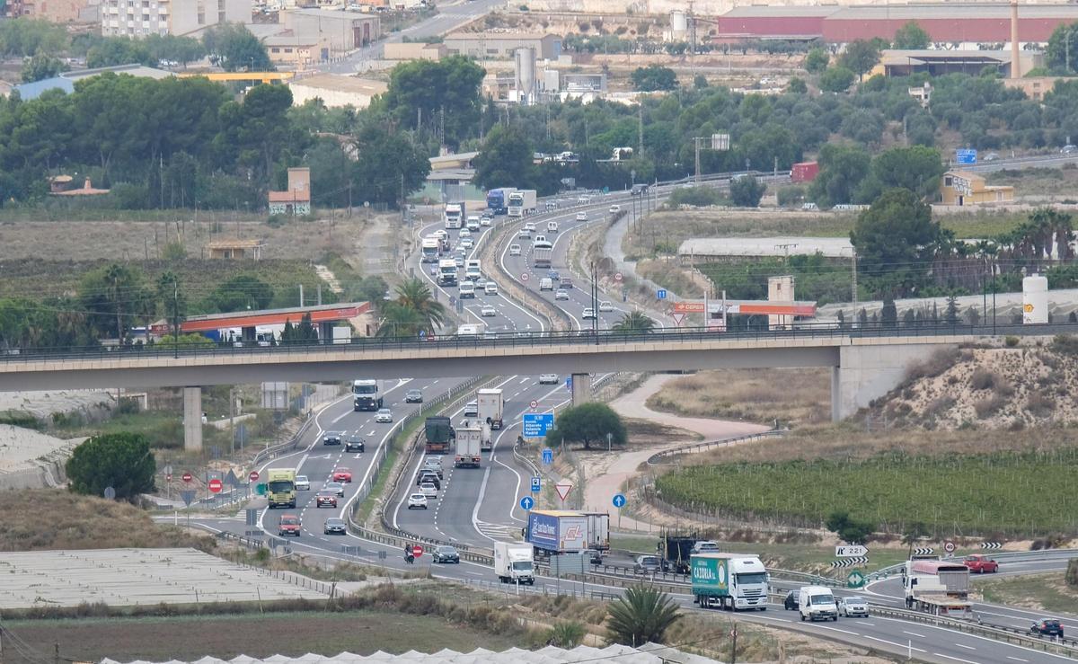 Vista de la A-31 a su paso por Monforte del Cid, con su tráfico intenso y su trazado zigzagueante.