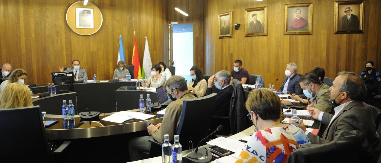 Cuíña discute con el alcalde durante la sesión plenaria de ayer. // Bernabé/Javier Lalín