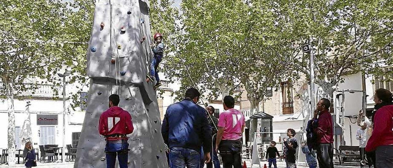 Las autoridades municipales inauguran el parque.