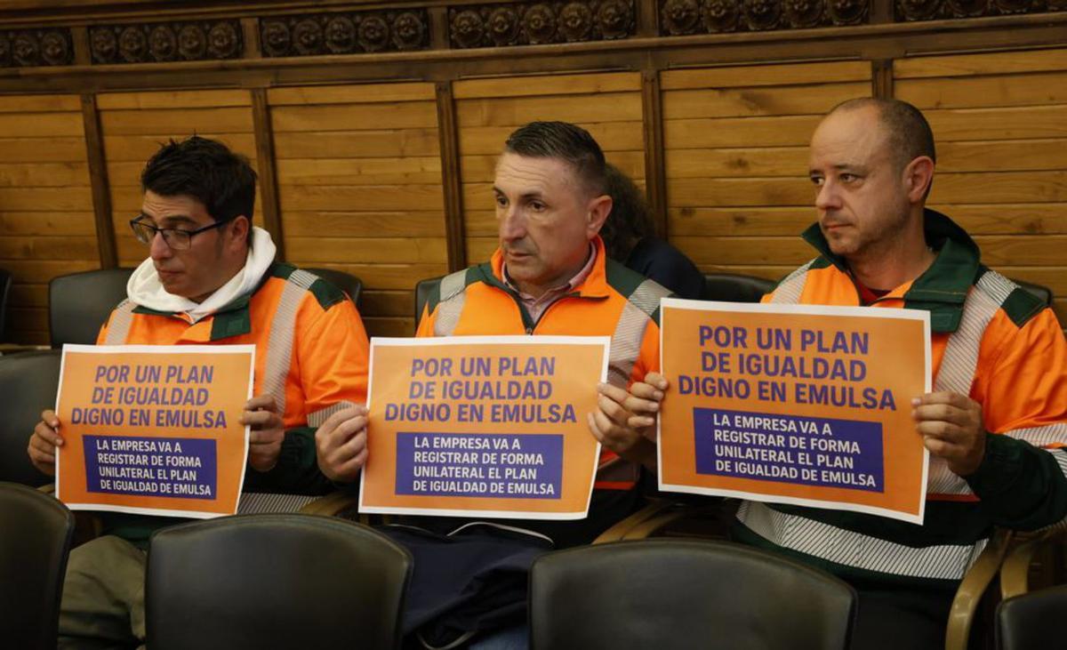 Trabajadores de Emulsa con los carteles reivindicativos.