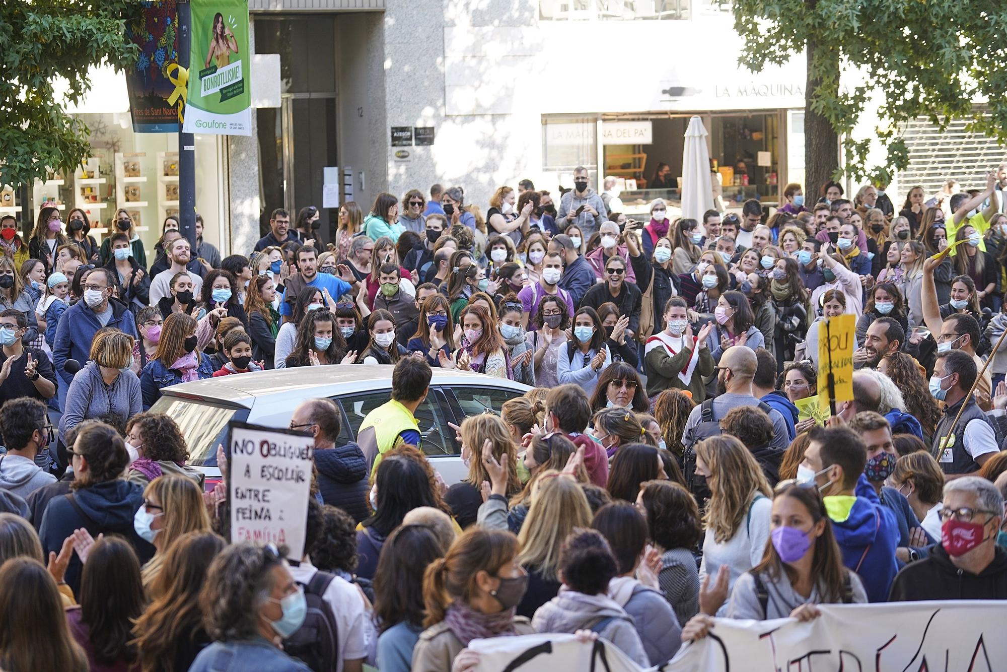 Centenars de professors es concentren a la Delegació del Govern a Girona en contra de la temporalitat