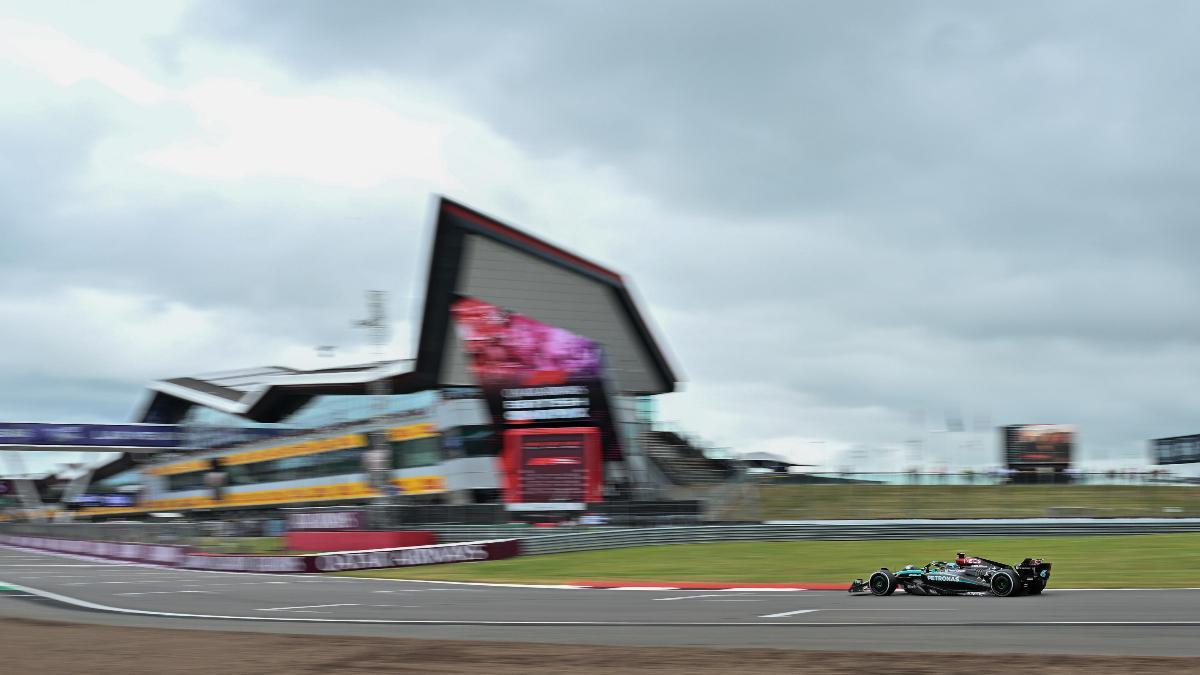 George Russell , al volante del Mercedes, en Silverstone