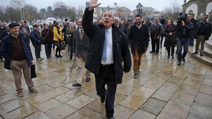 Marcelo Rebelo de Sousa saluda a sus seguidores por las calles de Viana do Castelo. // Efe