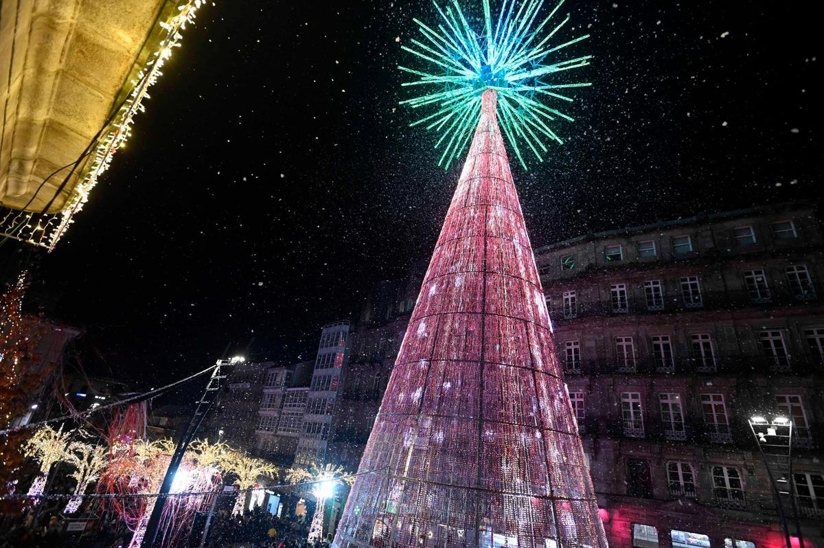 Vigo enciende la Navidad más grande de su historia ante miles de personas