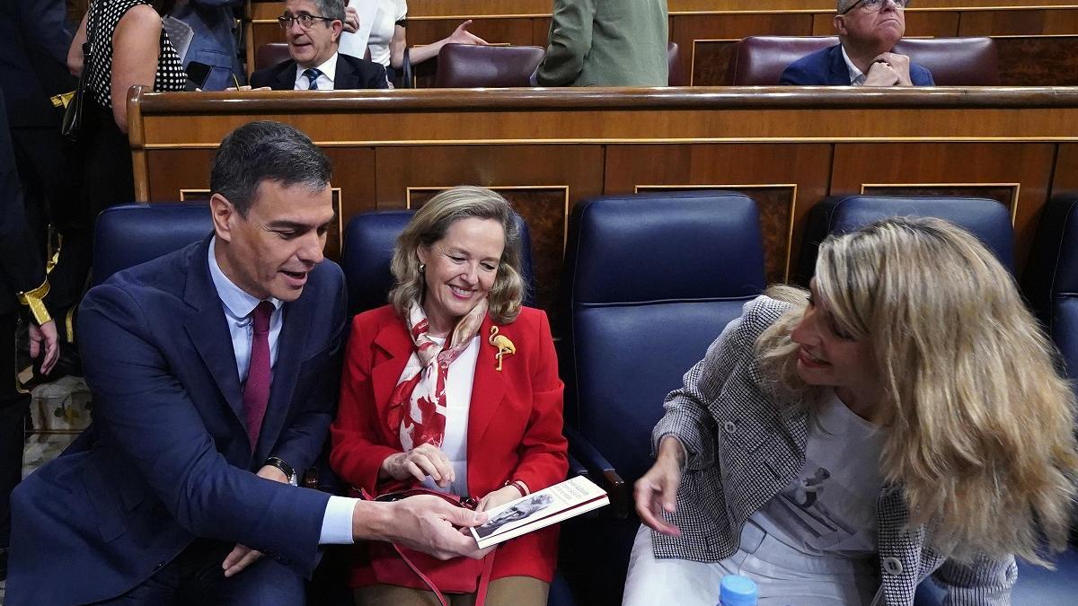 Pedro Sánchez junto a Nadia Calviño y Yolanda Díaz, en el Congreso