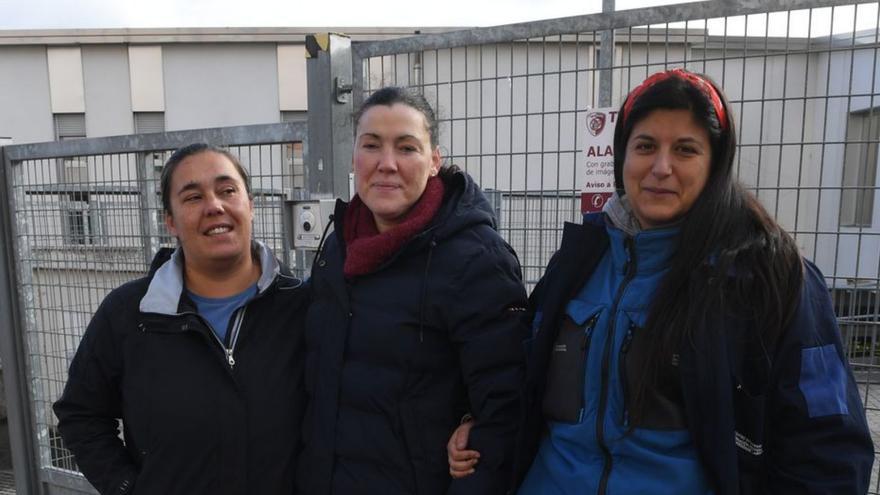 Nuria Varela, a la derecha, con otras dos madres del colegio Novo Mesoiro. |  Carlos Pardellas