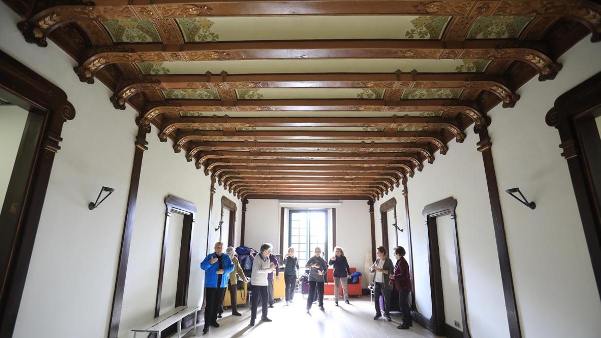 El bonito artesonado de la sala noble de Can Castelló no pasa desapercibido a las visitas.