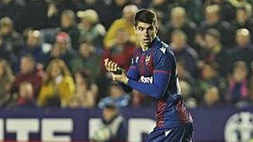 Gonzalo Pereira jugando con un equipo del Levante.