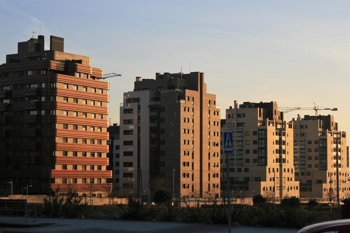 La luz sobre varios edificios de El Cañaveral