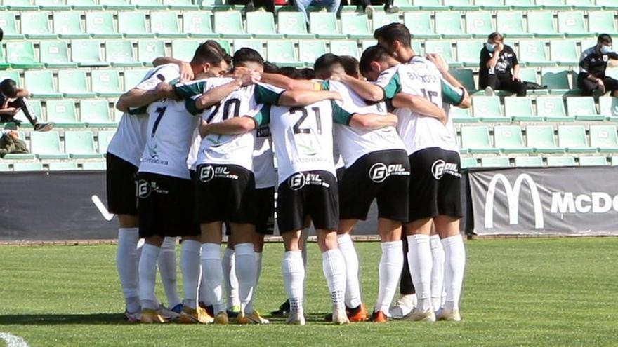 Piña del Mérida antes del partido del pasado domingo.