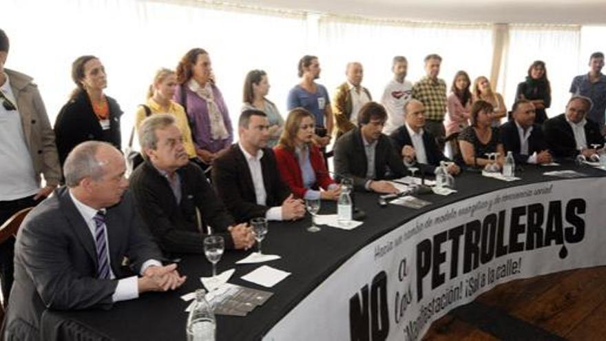 Sentados, el presidente del Cabildo y los siete alcaldes, ayer, en rueda de prensa. De pie, los colectivos.i J. FUENTES