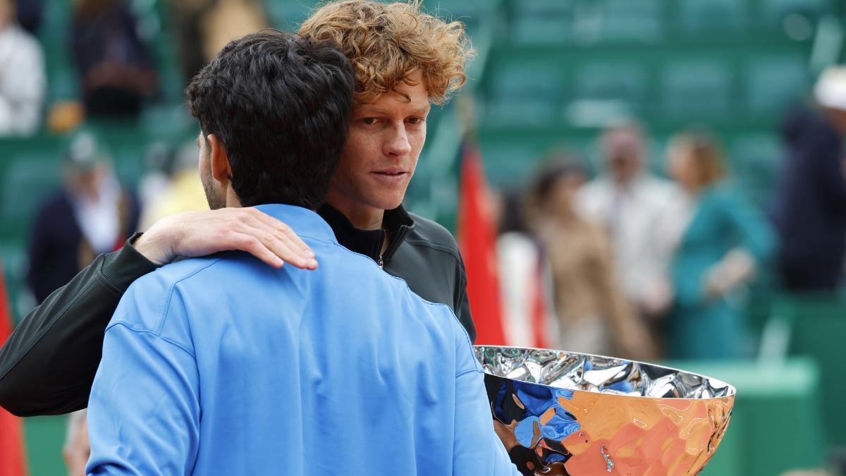 Alcaraz y Sinner se abrazan tras la final