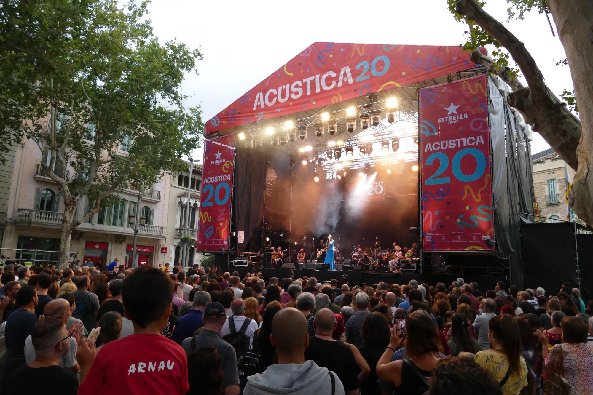 Llum, foc, confeti i molta música a la tercera nit d'Acústica