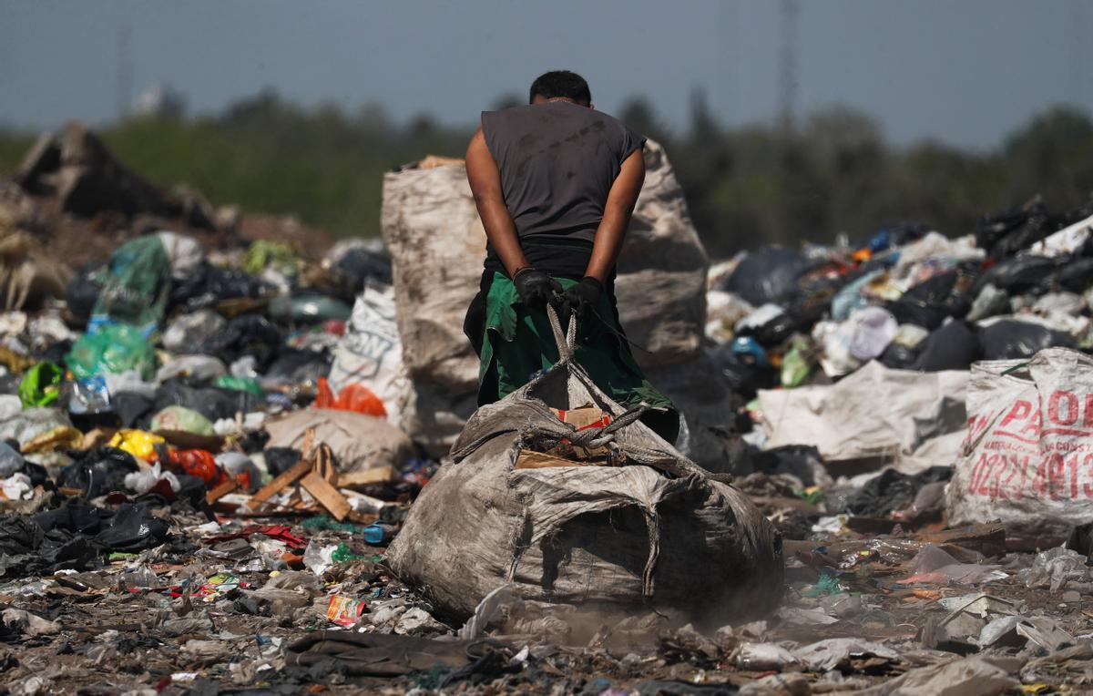 Recicladores de basura revisan montones de desechos en un vertedero de cartón, plástico y metal, que venden en turnos de 12 horas, mientras Argentina enfrenta una de las tasas de inflación más altas del mundo, que superará el 100 % este año, en Luján, el las afueras de Buenos Aires, Argentina 5 de octubre de 2022.