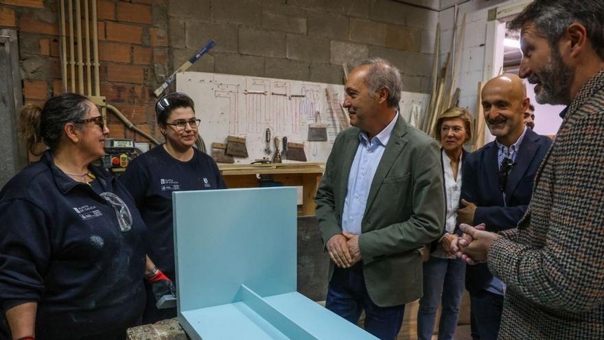 Un momento de la visita institucional al taller de empleo. | Iñaki Abella