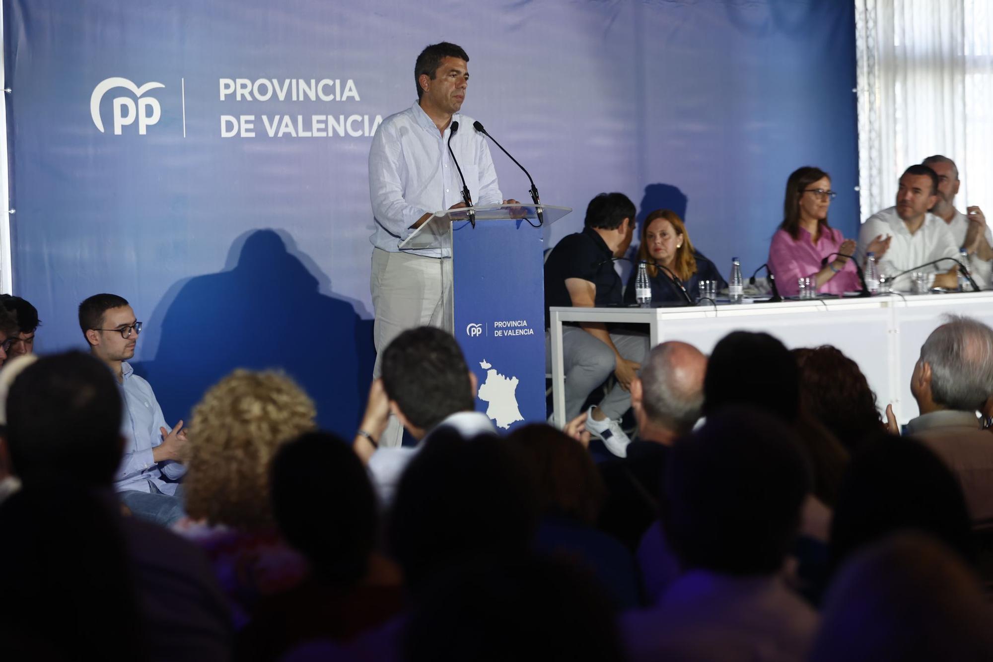 Mazón y el resto de la cúpula del PP en la junta provincial de los populares en Nàquera