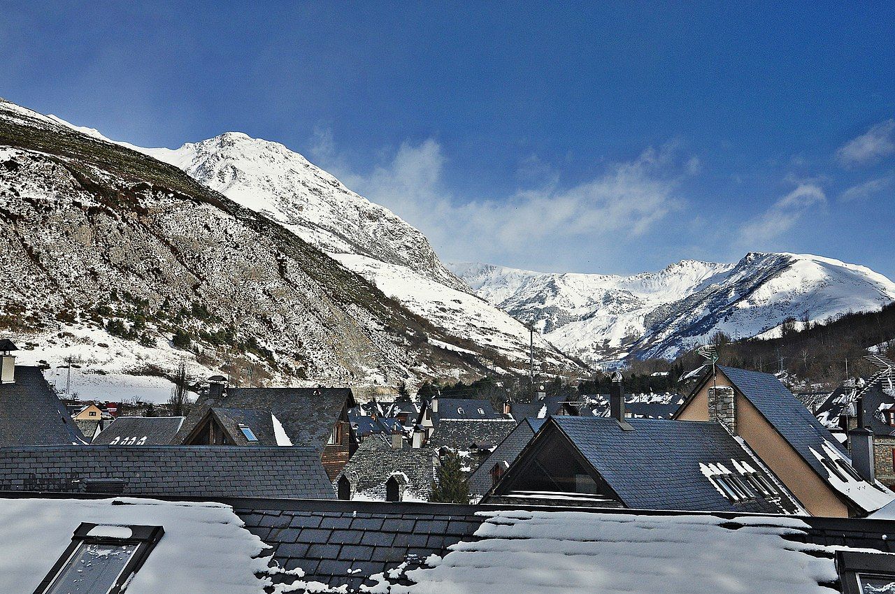 Los techos nevados de Arties, en la Val d'Aran