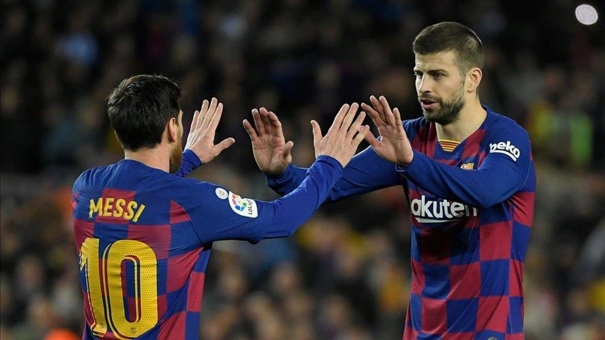 Piqué y Messi celebran el gol ante la Real Sociedad