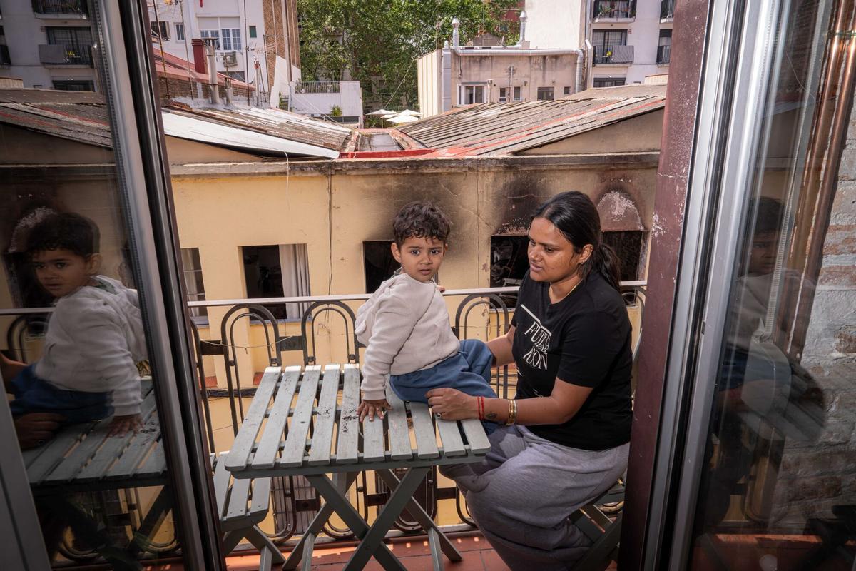 Barcelona, 12/04/2026  Barcelona. Una explosión por una bombona de butano deja ocho heridos y obliga a desalojar un edificio en Barcelona. Entrevistamos a una vecina que ha acogido en su casa a una familia con un bebé cuya vivienda quedó ayer calcinada por el incendio. Fotos de Udaydeep S (2) - niño de dos años que vive temporalmente en la casa de una vecina, junto a su madre Harpreet K. (35). AUTOR: MANU MITRU