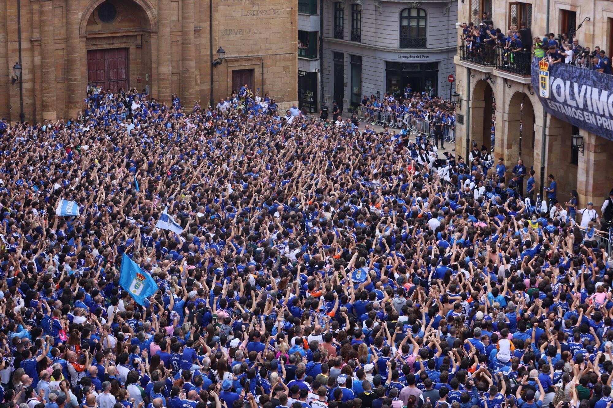 Locura azul en las calles de Oviedo para celebrar el ascenso del equipo a Primera División