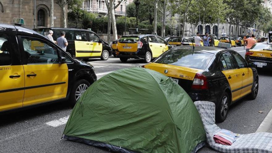 Taxis ocupen la Gran Via de les Corts Catalanes de Barcelona durant la vaga indefinida