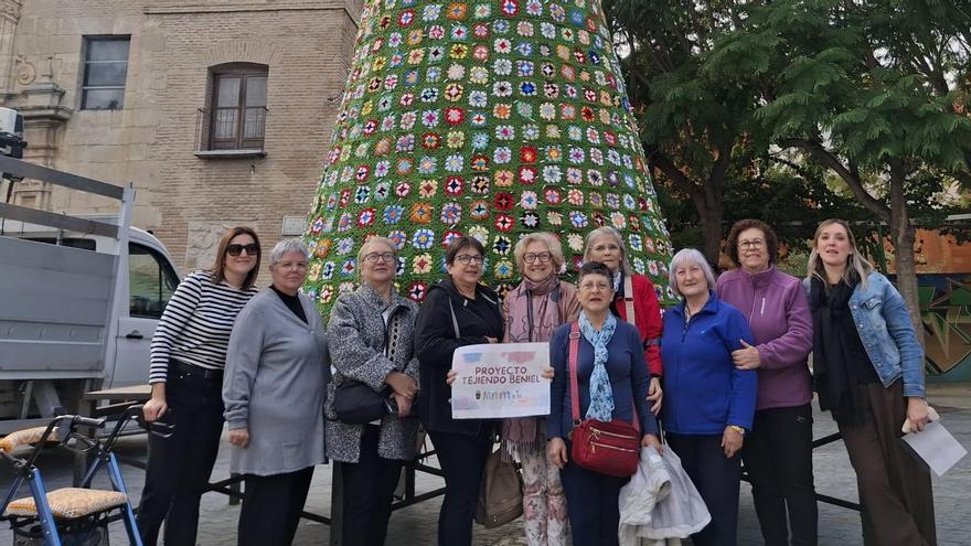Algunas de las voluntarias posan el día del montaje