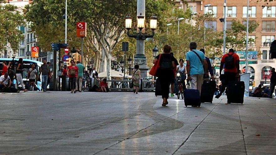 Marques al terra de les rodes de la furgoneta que va perpetrar l&#039;atemptat de la Rambla de Barcelona