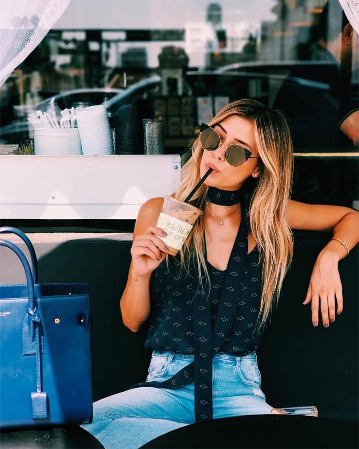 Michelle Salas tomando café en Beverly Hills