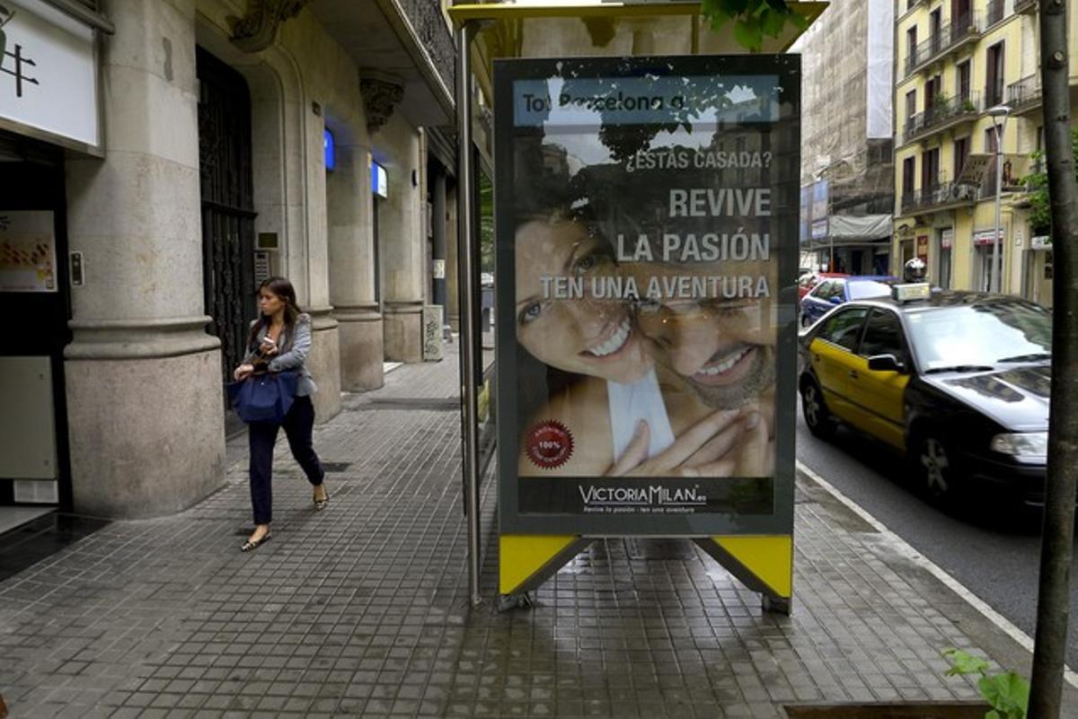 Anunci de Victoria Milan dirigit a dones casades. Anunci de Victoria Milan dirigit a dones casades.