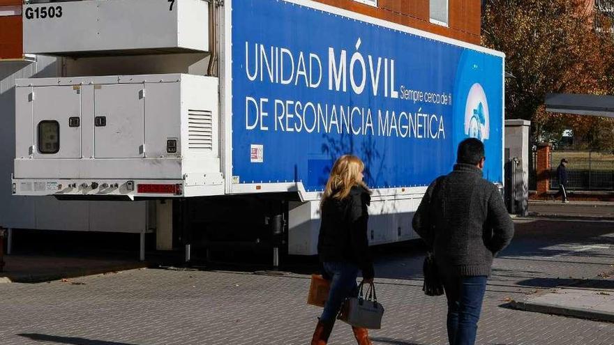 Unidad móvil de resonancia magnética que empezó a funcionar ayer en el parking del Clínico.