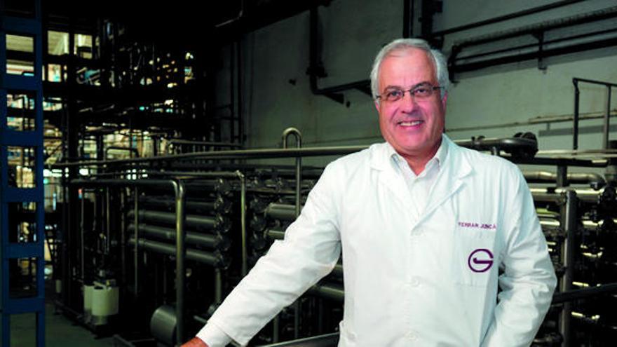 El director general de Juncà Gelatines, Ferran Juncà, al centre de producció de Banyoles