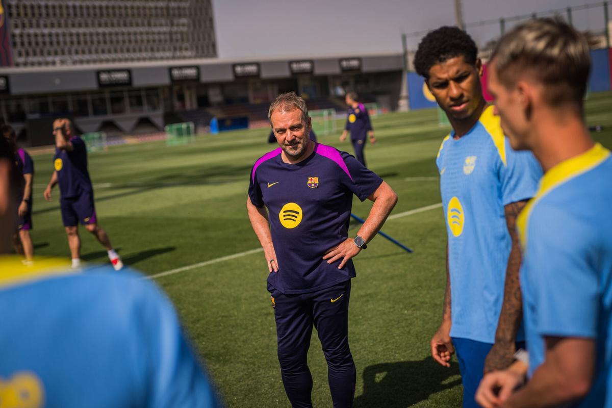 Hansi Flick, durante un entrenamiento del FC Barcelona en la Ciutat Esportiva Joan Gamper