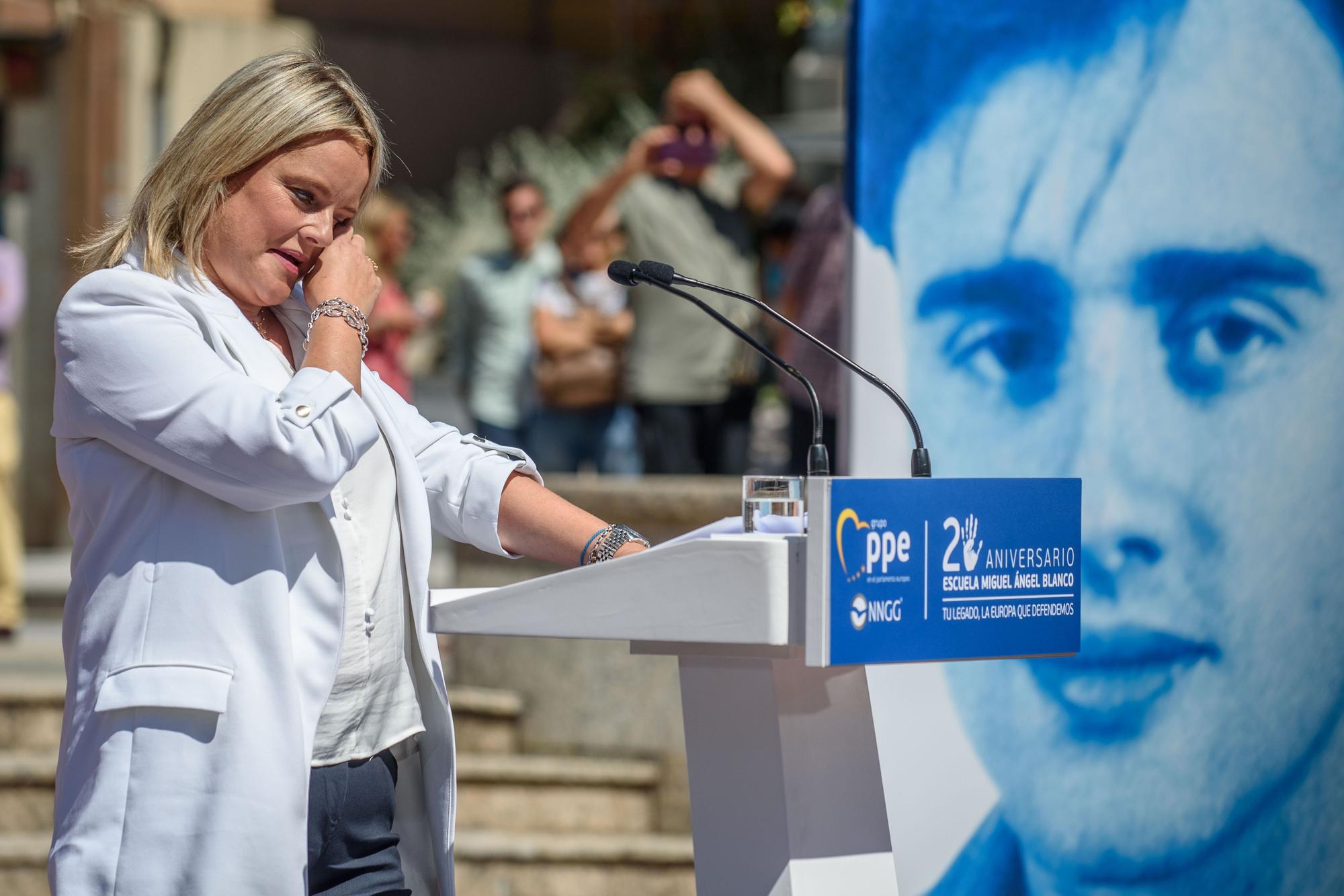 La hermana del concejal asesinado por ETA, Marimar Blanco, interviene en el homenaje a Miguel Ángel Blanco en Ermua.