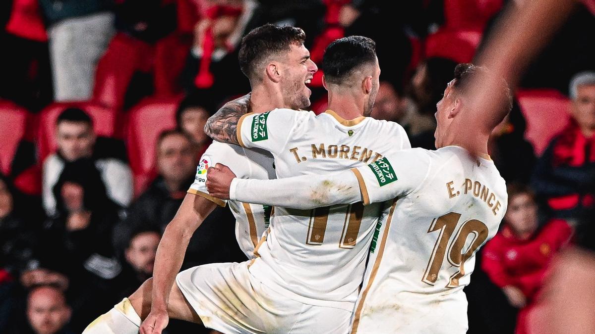 El equipo franjiverde celebrando un gol