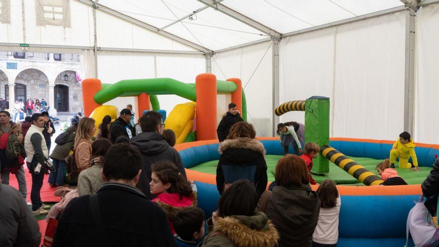 Juegos infantiles en la carpa de la Plaza Mayor. | José Luis Fernández